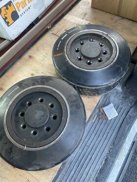 079266-341 Crown Fork Lift Truck Tires And Rims
