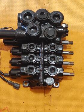 C0240-41001 Doosan D512961 D514163 Kyb 4 Spool Hydraulic Valve Assembly Control