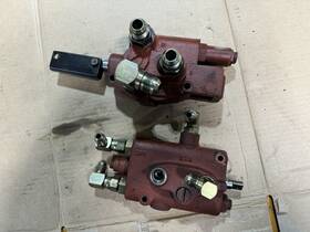 30521-28c Eaton 30921-45c Crown Forklift Rr301035 Hydraulic Valves- Good Used And 2pc