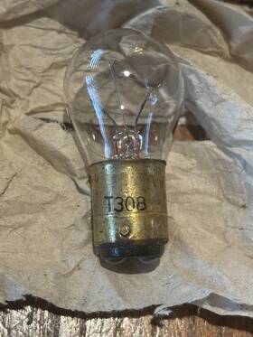 370069 Hyster 8 - Bulb 28 Volt Lamp