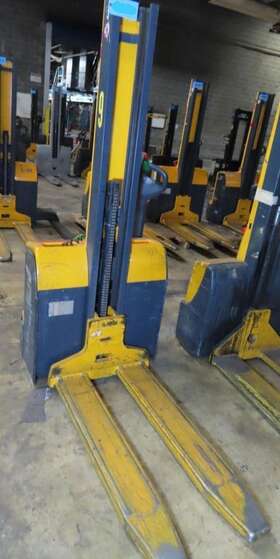 Emc-110 Jungheinrich 2200# Emc110 Fork Over Stacker 24v 60 Inch Lift Height