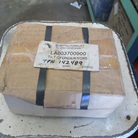 La003700900 Kamatsu Hydraulic Mast Tilt Cylinder Yoke 142489