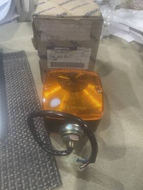 37b-1eh-2011 Komatsu 12 Volt Lamp