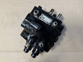 67610-20540-71 Nishina Kogyo Toyota Forklift 2 Spool Valve Assembly Good Used