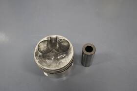 12010-2s605 Nissan Oem Standard Piston With Wrist Pin For Qd32 Engine 2s606