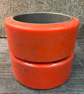 T513n Raymond 131/101 Qty 2 Smooth Press-on Poly Lift Truck Tire 13.5x6x10.5