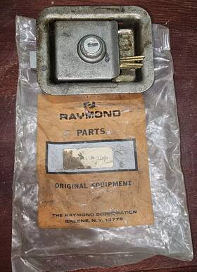 180-001-501 Raymond Latch Eberhard Mfg Door With Keys - Nos