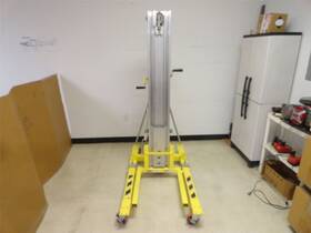 783701-2015 Sumner 248664 Used Material Lift 15ft Height 800lbs Limit