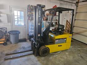 Erp040th Yale Fork Lift 4 000lbs Tilt Side Shift 2005 With Charger. Runs Great